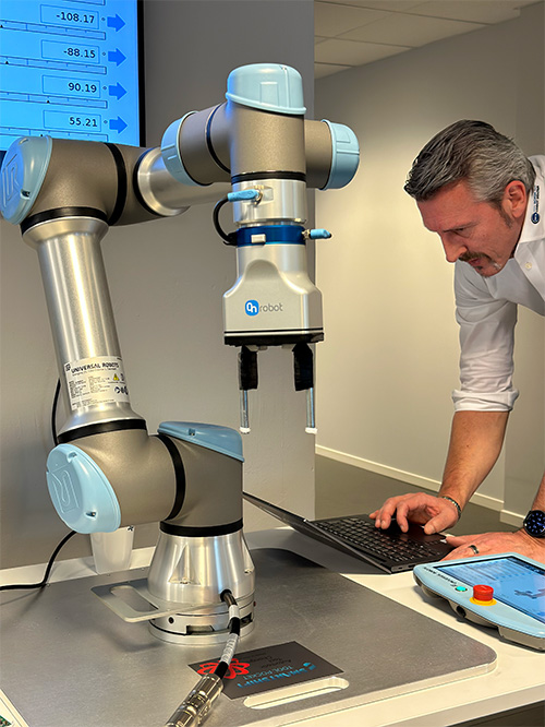 Kjell Sæther from Norsk Cobot senter, demonstrates the cobot UR5e