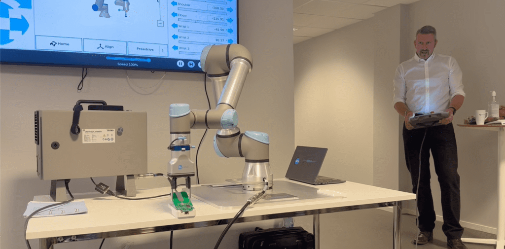 At Virinco, attendees were able to witness the Universal Robots UR5e cobot in ademonstration hosted by Norsk Cobot senter.
